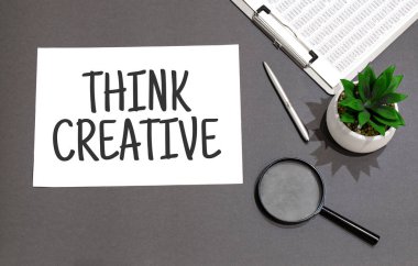 Büyüteç, hesap makinesi, kalem, bitki ve dizüstü bilgisayarın en üst görünümü Yaratıcı Düşünce işareti ile yazıldı