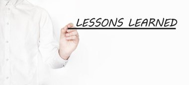 LESSONS Yazan İşadamı Saydam silme tahtasında siyah kalemle