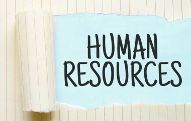 Yırtık beyaz kağıdın arkasında görünen İNSAN KAYIP