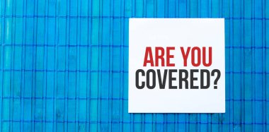 Metinli boş not defteri. Mavi ahşap arkaplanla mı kaplandın?