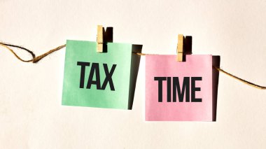 Beyaz duvardaki ya da masadaki sarı etiket üzerindeki yazı kodları vergisi zamanı.