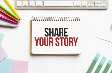 İş adamı not defterini mesajla paylaşır. Beyaz arka plan. İş dünyası