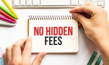 İş adamı elinde gizli olmayan bir not defteri ile beyaz arka planı besler. İş dünyası