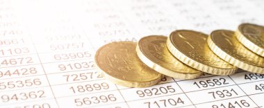 Muhasebe raporları arka planında para, para biriktirme veya finansal konsept.