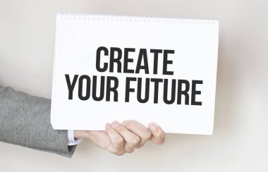 Üzerinde metin olan bir kart tutan işadamı geleceğinizi oluşturur