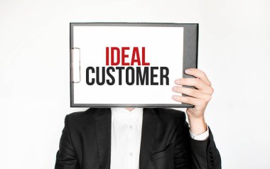 Beyaz arka planda izole edilmiş bir iş adamı tarafından gösterilen kağıtta bekleme sözcüğünü göster. İLETİNCİ KURUMU