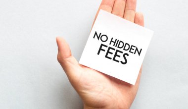 Pembe gömlekli bir iş adamının elinde kağıt kartvizit var. Üzerinde gizli ücret yok, yakın plan beyaz arka plan üzerinde izole edilmiş.