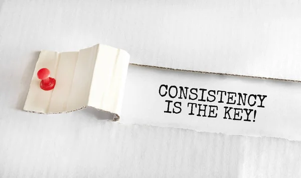 Metin Tutarlılığı, yırtık sarı kağıdın arkasında beliren anahtardır