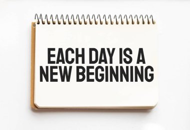 Yazılı not: Her gün yeni bir başlangıçtır. Beyaz arka plan. İş dünyası