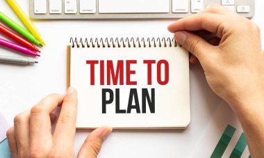 Beyaz arka planı planlamak için mesaj zamanı olan bir not defteri. İş dünyası