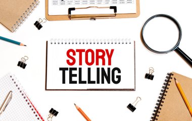 İş konsepti. Notlar, hesap makinesi, gözlük, kalem, kalem, beyaz arkaplan için beyaz kağıt sayfa metin Hikayesi ile defter