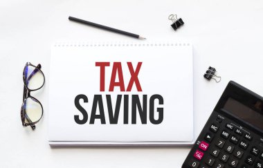 İş konsepti. Not defteri beyaz arka planda notlar, hesap makinesi, gözlük, kalem, kalem, beyaz arkaplan için beyaz kağıt metin vergi kaydetme sayfası