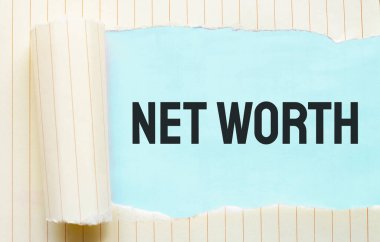 Yırtık beyaz kağıdın arkasında görünmeye değer metin ağı