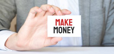 Elinde mesajla para kazanan bir iş adamı. İş konsepti