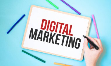 Renkli keçeli kalemlerle çevrili bir defter üzerinde metin dijitali işaretleme, iş konsepti,