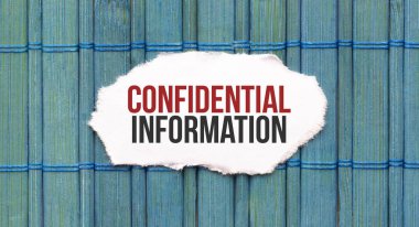 Yeşil ahşap arka plandaki kağıt parçasında gizli bilgi metni