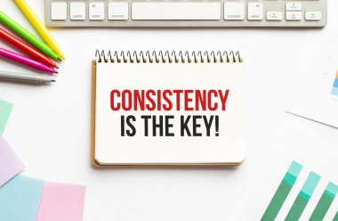 İş adamı not defterini metin tutarlılığı ile tutar. Beyaz arka plan. İş dünyası