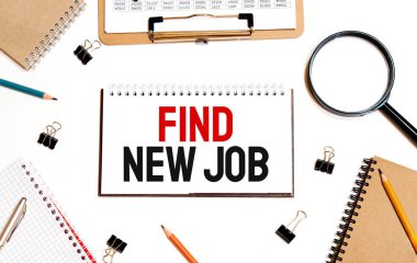 İş konsepti. Not defteri beyaz arka planda notlar, hesap makinesi, gözlük, kalem, kalem için yeni bir iş sayfası bul