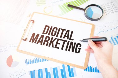 Beyaz kâğıt üzerinde BASICS 'e, diyagramda da işadamlarının eline işaretle. İş konsepti