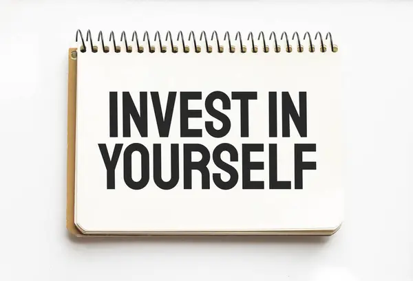 Блокнот Текстом Invest Yourself Белый Фон Бизнес — стоковое фото