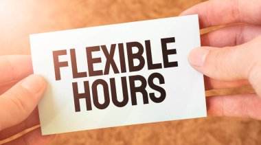 FLEXIBLE SAATTİR Kelime beyaz kart kağıdına yazı bir işadamının elinde. Özet konsepti. kırmızı ve beyaz kağıt