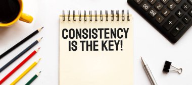 Kahve fincanı, hesap makinesi, not defteri, beyaz arka planda kalem ve kalemler. İş konsepti. Metin Tutarlılığı anahtardır