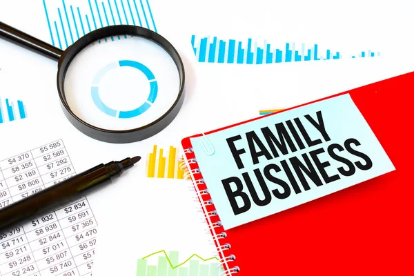 Vergrootglas Stift Rood Notitieboekje Met Witte Kaart Tekst Family Business — Stockfoto
