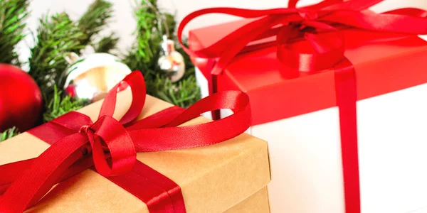 クリスマスレッドとクラフトカラーギフトボックス クリスマスプレゼント箱とクリスマスツリーの背景 ロイヤリティフリーのストック写真