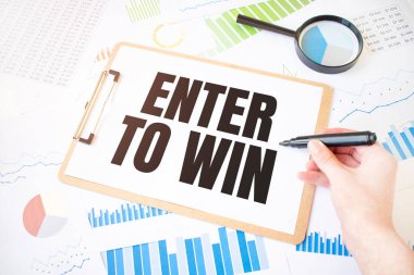 Beyaz kağıt kağıtta kazanmak için metin girin ve diyagramda işadamı eli üzerinde işaret. İş konsepti