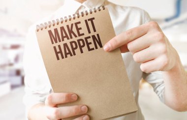 Yazı, iş adamlarının elindeki kahverengi not defterine yazdır. İş konsepti