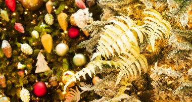 Eğreltiotu dallı süslemeli Noel ağacı bulanık çam ağacı. Mutlu Noeller 2021