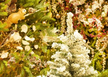 Yılbaşı oyuncakları için süslenmiş karlı çam ağacı