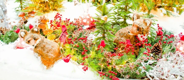 Маленькая Белая Сова Сидит Рождественской Елке Возле Рождественских Игрушек — стоковое фото