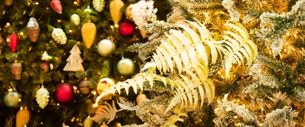 Geschmückter Weihnachtsbaum Mit Farnzweig Verschwommener Kiefer Frohe Weihnachten 2021 — Stockfoto