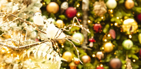 Geschmückter Weihnachtsbaum Mit Unscharf Geschmücktem Kiefernbaum Auf Dem Hintergrund Weihnachten — Stockfoto