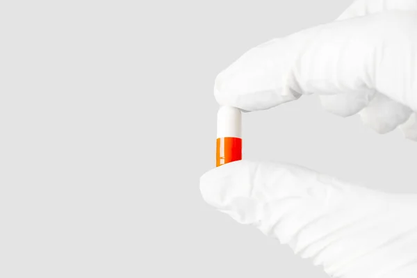 Mãos Doutor Luvas Médicas Mantêm Uma Pílula Vermelha Luvas Descartáveis — Fotografia de Stock