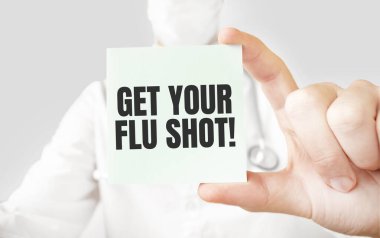 Doktor elinde kart tutuyor ve 