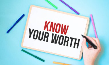 Renkli keçeli kalemlerle çevrili bir defterde 