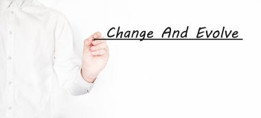 Saydam silme tahtasında siyah kalemle Değişiklik ve Evrim Yazan İşadamı