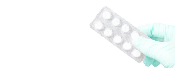Chirurgova Ruka Modré Lékařské Rukavici Drží Blistr Tablet Izolovaných Bílém — Stock fotografie