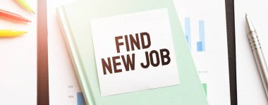 Beyaz büyük not defteri, yeşil kitap ve yazılı kâğıt üzerinde mali diyagram. Yeni bir iş bul. İş konsepti