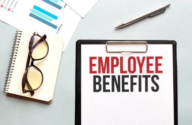 İş konsepti. Not defterinde metin çalışanı notlar için beyaz kağıt destesi, beyaz arkaplanda gözlük