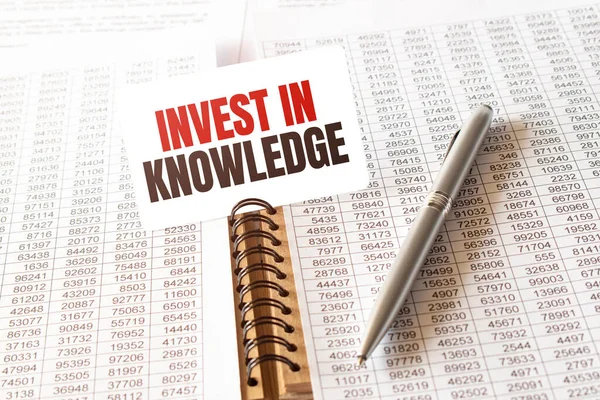 Text Invest Knowledge Auf Papierkarte Stift Finanzdokumentation Auf Dem Tisch — Stockfoto