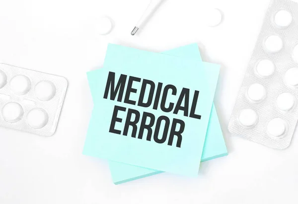 Blauwe Kaart Met Tekst Medical Error Een Tafel Met Een — Stockfoto