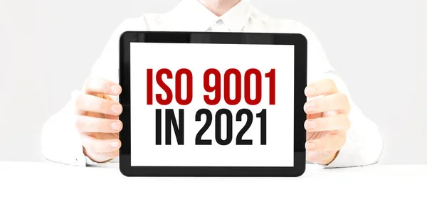 Text Iso 9001 Tabletta Kijelző Üzletember Kezében Fehér Pékföldön Üzleti — Stock Fotó