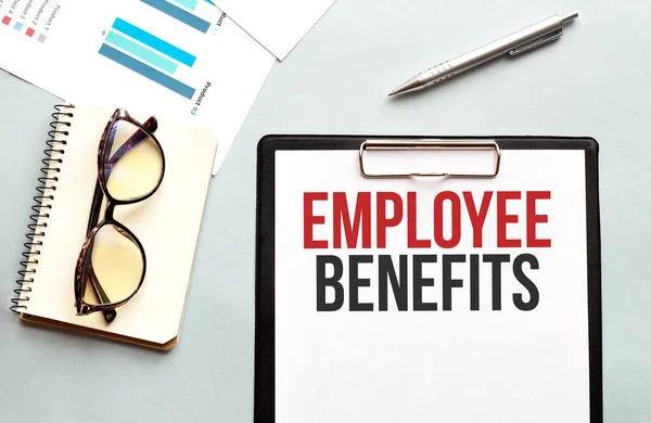 İş konsepti. Not defterinde metin çalışanı notlar için beyaz kağıt destesi, beyaz arkaplanda gözlük