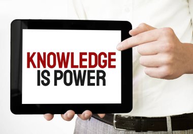 Metin Bilgisi, beyaz fırında iş adamlarının elinde tablet vitrinindeki güçtür. İş konsepti