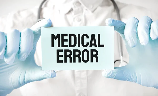 Doctor Sosteniendo Tarjeta Las Manos Señalando Palabra Error Médico — Foto de Stock