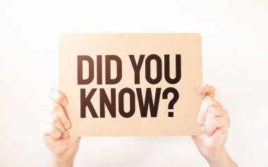 Kapalı kapılar ardında el ele tutuşan işadamı, boş kağıt kağıtları gösteriyor. Boş beyaz tahta boşluğunu, mesaj kuralı ya da protesto sözcüğü için taklit ediyor. Mesaj. Biliyor muydun?