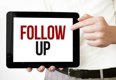 Metin Takip Tablet vitrininde iş adamlarının ellerinde beyaz fırında. İş konsepti